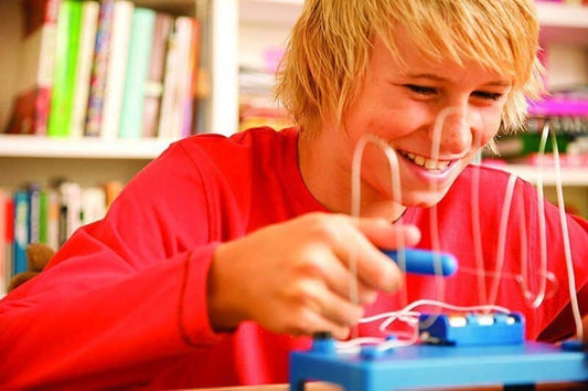 ילד משחק בערכת חשמל ילדים, ערכת אלקטרוניקה לילדים