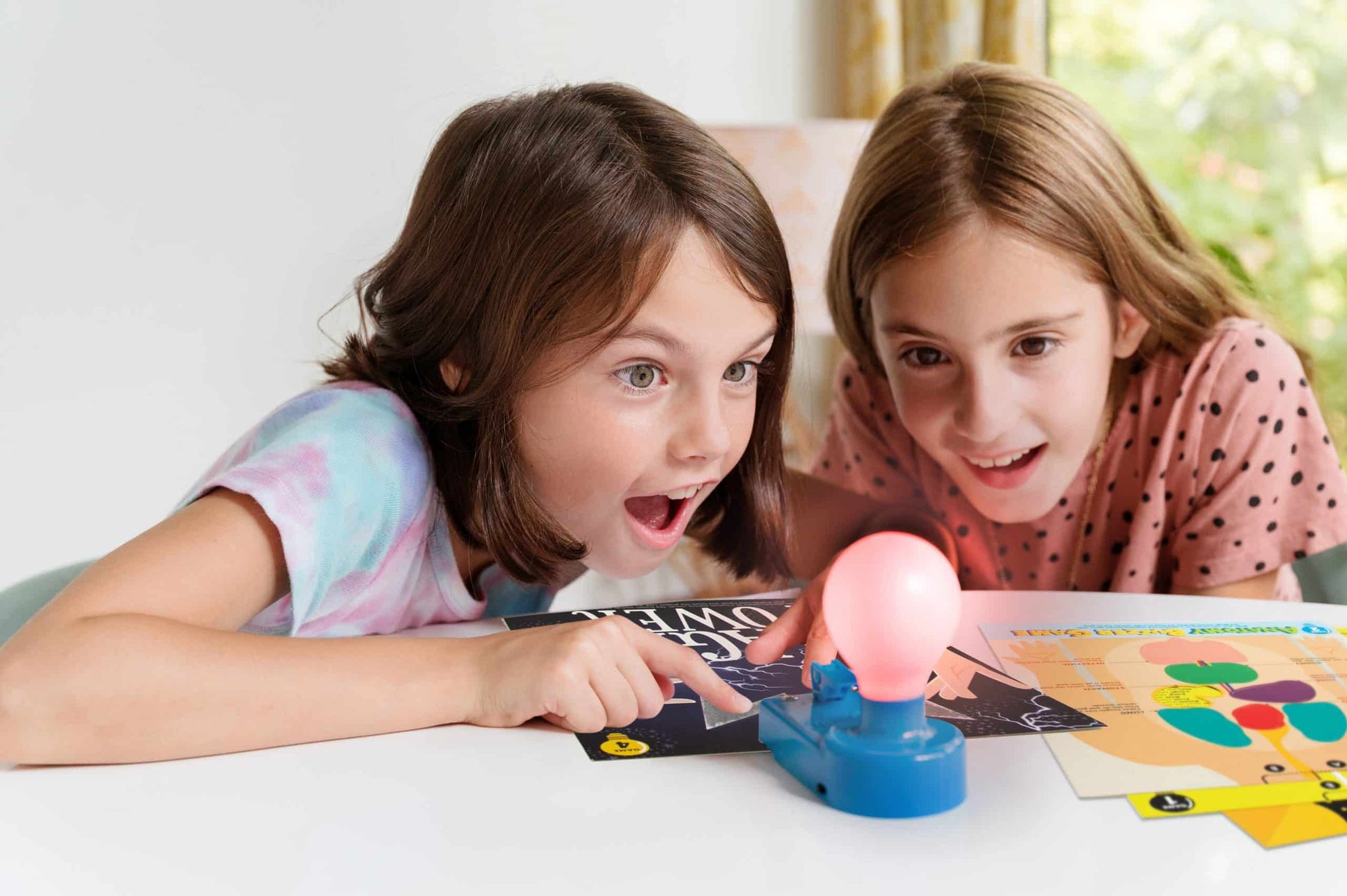 ילדים בונים מעגל חשמלי בערכת אלקטרוניקה