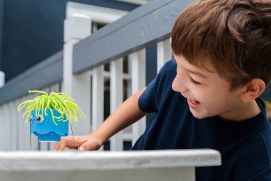 ערכת רובוטיקה לילדים, רובוט לילדים, רובוט דיונון ילד משחק ברובוט דיונון