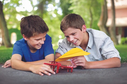 ילדים משחקים בהרכבת מטוס מנייר עם משגר