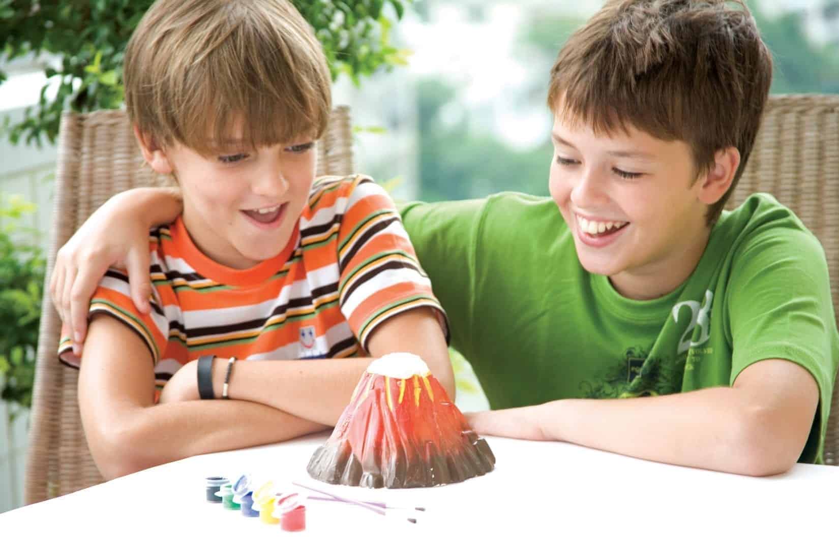 ילדים משחקים ביצירת הר געש