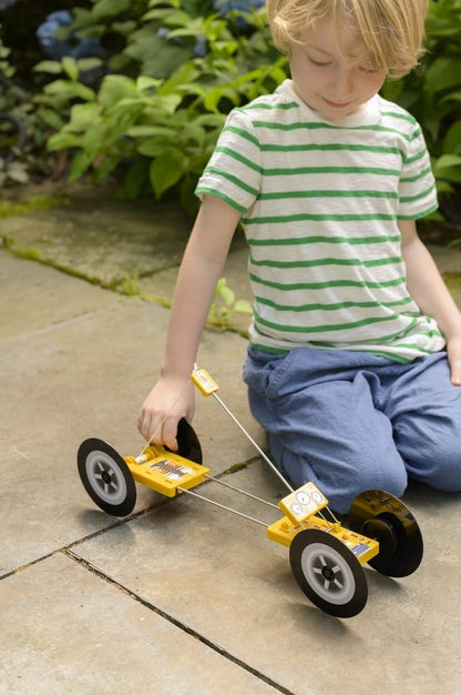 ילד משחק במכונית הרכבה על קפיץ